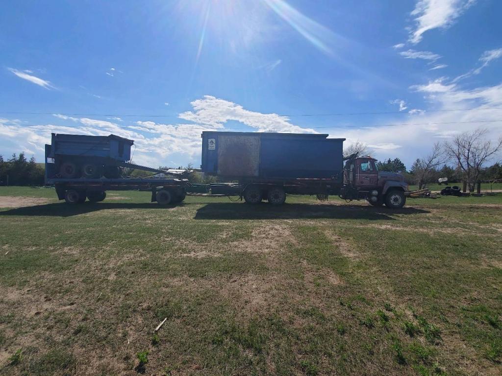 hook roll off system www.cheyennehauling.com