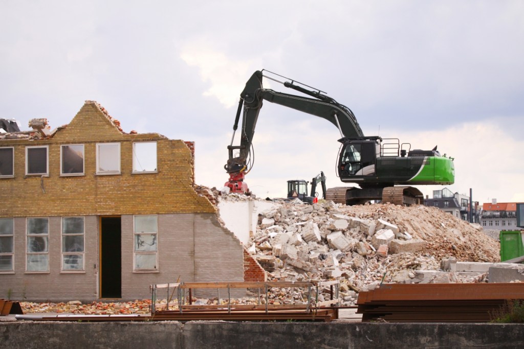 tips to choose a cheyenne demolition company www.cheyennehauling.com