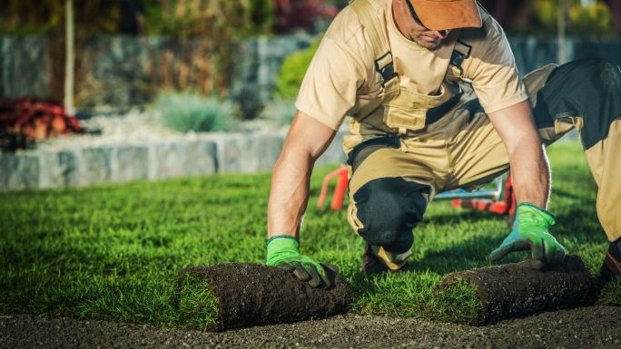 photo of man laying sod www.cheyennehauling.com